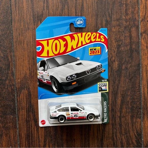 Hot Wheels White Car Die-Cast - Picture 1 of 4
